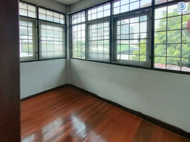 *****บ้านเดี่ยวมือสองย่านกรุงเทพฯ ม.โชคชัย4 ซอย41 เนื้อที่กว้างขวางมากถึง 62 ตร.ว. พร้อมฟังก์ชัน 5 ห้องนอน 3 ห้องน้ำ ที่จอดรถ 3 คัน บ้านสวย มีพื้นที่รอบบ้านกว้างขวาง สภาพใหม่ บนทำเลใจกลางเมือง เดินทางสะดวก  เชื่อมต่อถนนลาดพร้าว ประดิษฐ์มนูธรรม